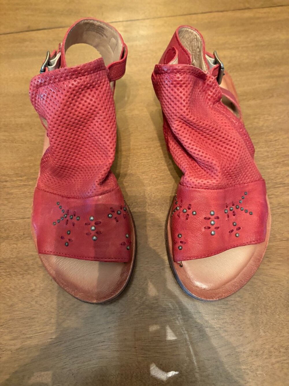 NWT Miz Mooz Fifi Leather Perforated Beaded Front Sandals in Red. Size 7.5